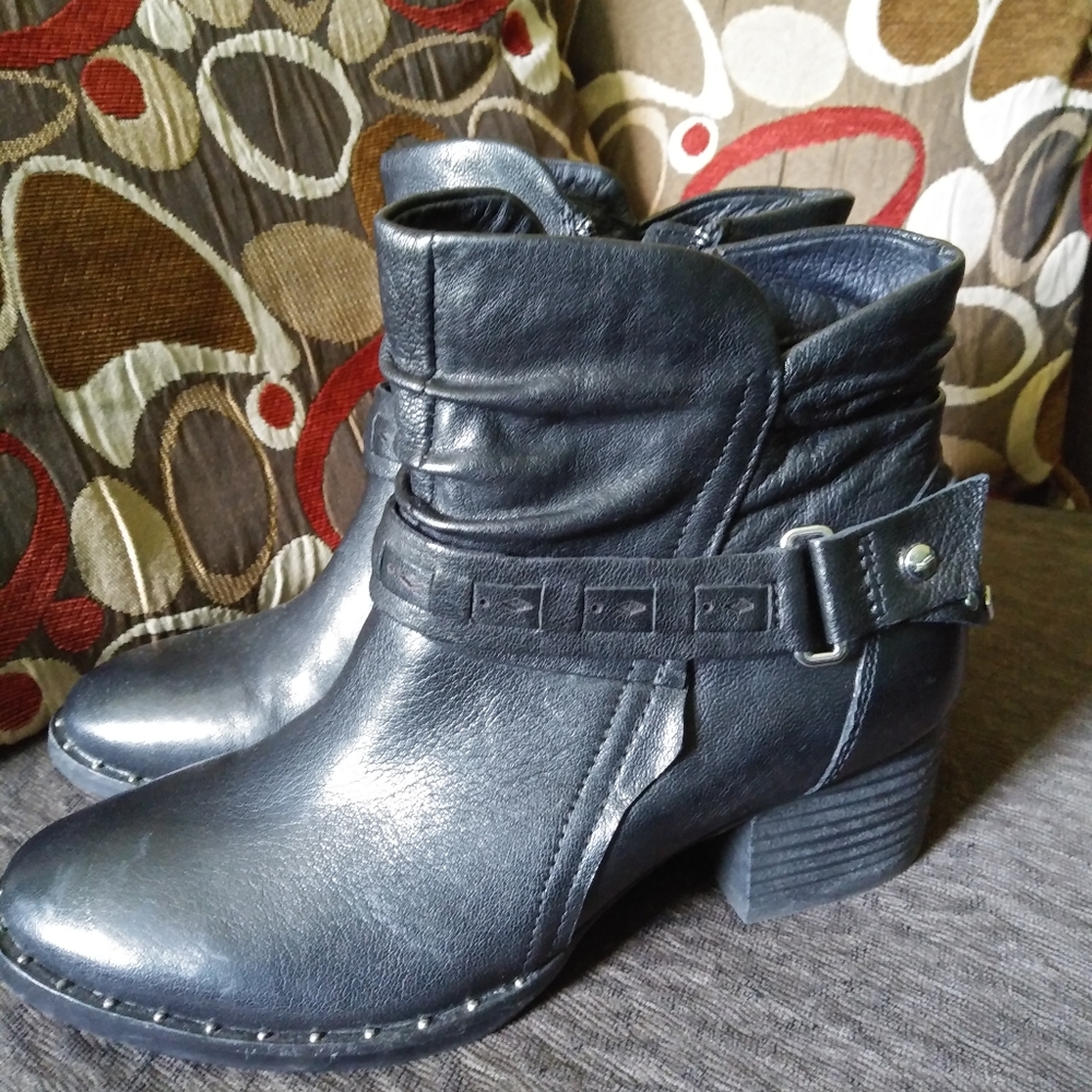 Genuine leather Earth brand booties